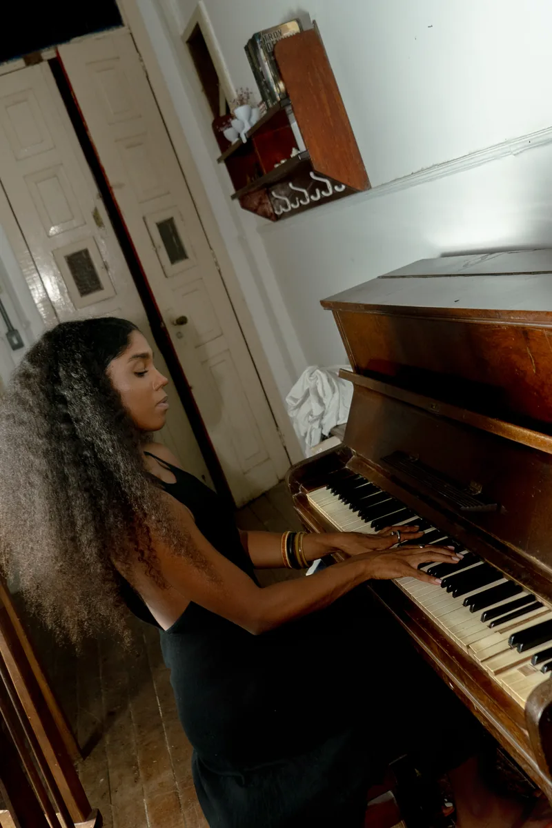 Fernanda Mares playing the piano